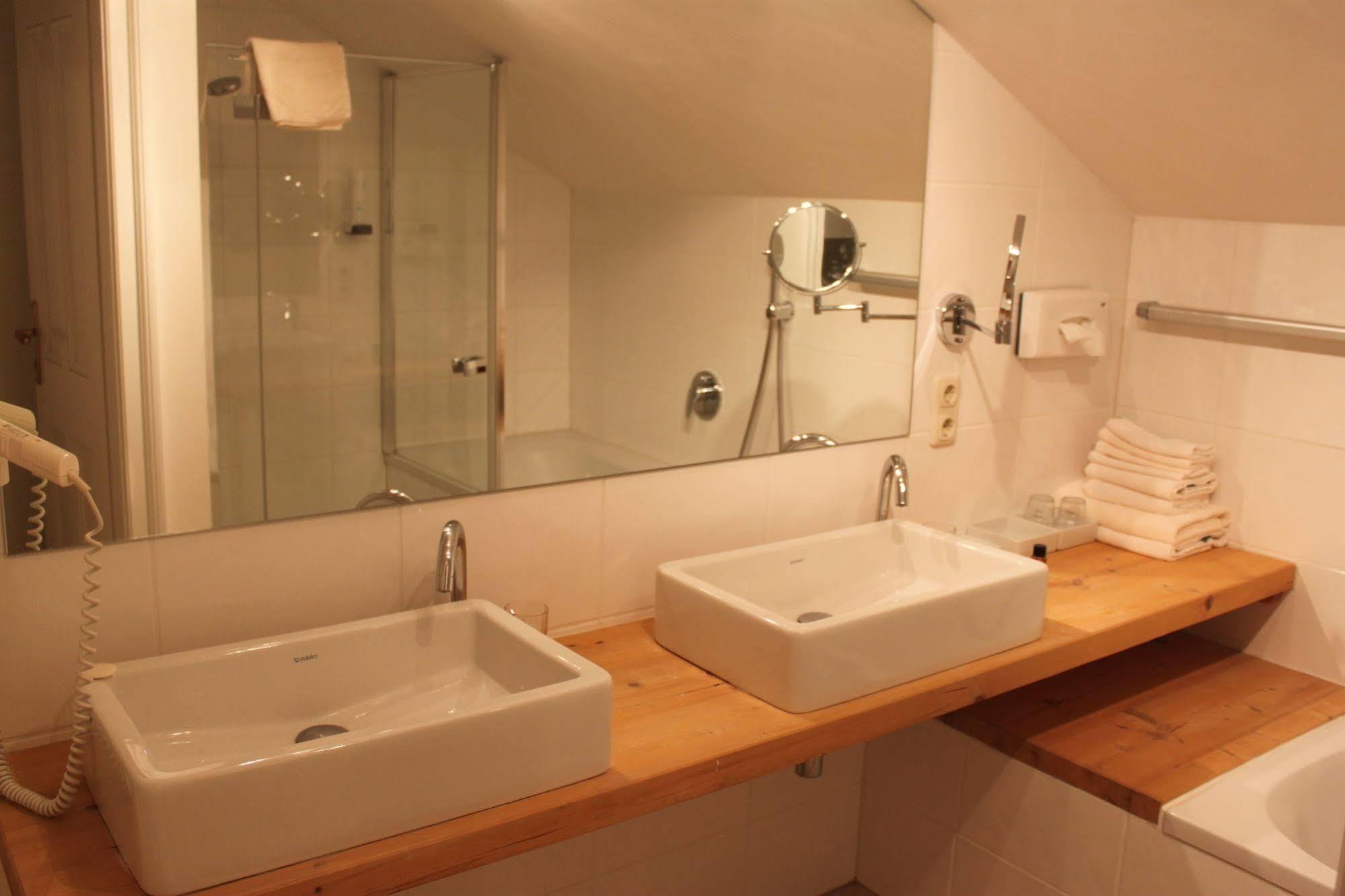 Hotel Gasthof Zur Post Sankt Gilgen Exteriör bild